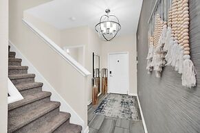 Mickey's Hidden Gem Luxury Pool Home! 4 Bedroom Townhouse
