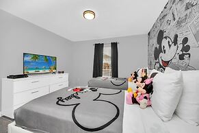 Mickey's Hidden Gem Luxury Pool Home! 4 Bedroom Townhouse