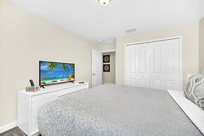 Mickey's Hidden Gem Luxury Pool Home! 4 Bedroom Townhouse