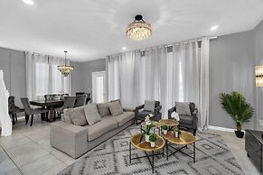 Little Mermaid Theme Bed Luxury 5 Bed Pool Home! 5 Bedroom Villa