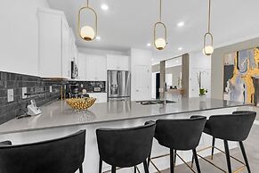 2940 Penel 9 Bedroom Home