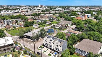 Modern Cozy Home with King Bed