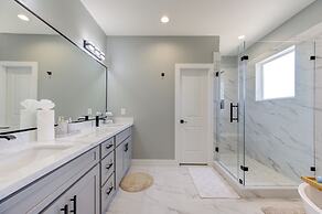 Modern Cozy Home with King Bed