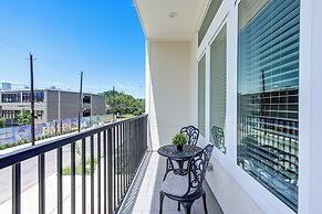 Modern Cozy Home with King Bed