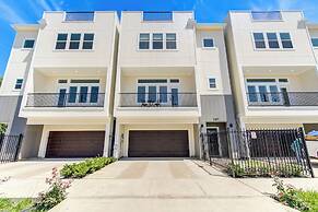 Modern Cozy Home with King Bed