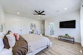 Modern Cozy Home with King Bed