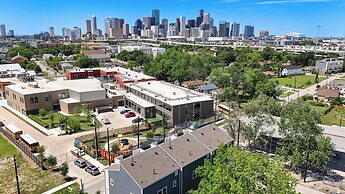 Modern Cozy Home with King Bed