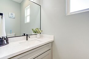 Modern Cozy Home with King Bed