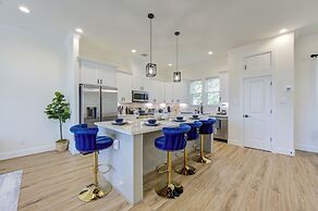 Modern Cozy Home with King Bed