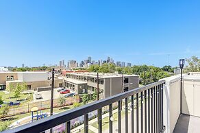 Modern Cozy Home with King Bed