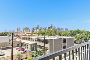 Modern Cozy Home with King Bed