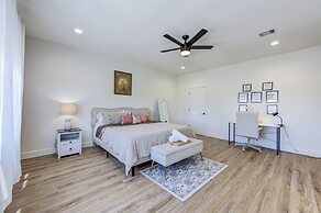 Modern Cozy Home with King Bed