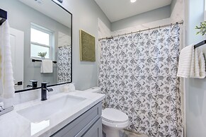 Modern Cozy Home with King Bed