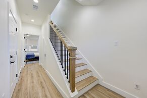 Modern Cozy Home with King Bed