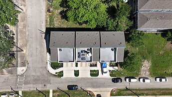 Modern Cozy Home with King Bed