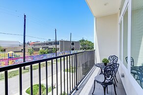 Modern Cozy Home with King Bed