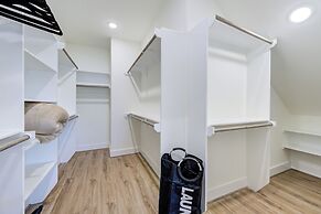 Modern Cozy Home with King Bed