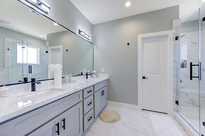 Modern Cozy Home with King Bed