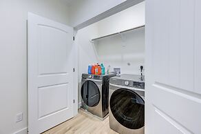 Modern Cozy Home with King Bed