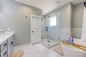 Modern Cozy Home with King Bed