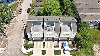 Modern Cozy Home with King Bed