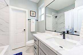 Modern Cozy Home with King Bed