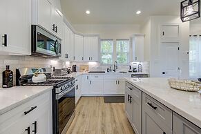 Modern Cozy Home with King Bed