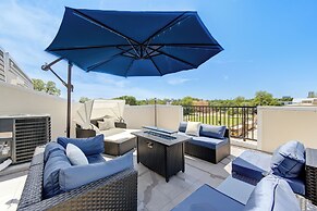 Modern Cozy Home with King Bed