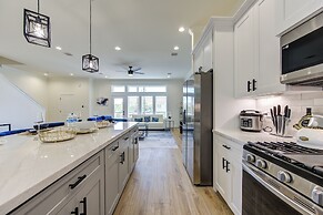 Modern Cozy Home with King Bed