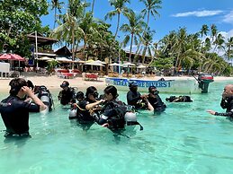 Sierra Madre Divers Dorm Room