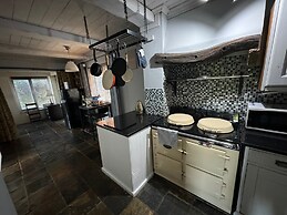 Cosy 4-bed Cottage - Scenic Retreat, Aga & Wifi