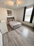 Gillingham - 3 Beds - Sleeps 6 - Garden - Wifi