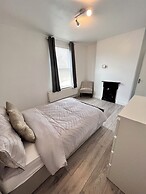 Gillingham - 3 Beds - Sleeps 6 - Garden - Wifi