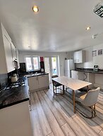 Gillingham - 3 Beds - Sleeps 6 - Garden - Wifi