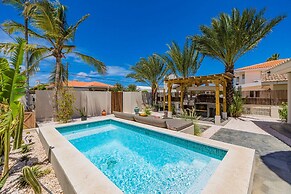 Newly Renovated Amazing Location Private Pool