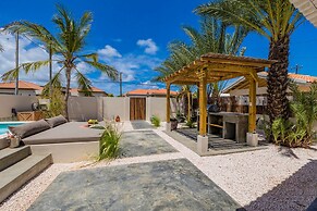 Newly Renovated Amazing Location Private Pool