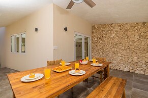 Newly Renovated Amazing Location Private Pool