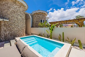 Newly Renovated Amazing Location Private Pool