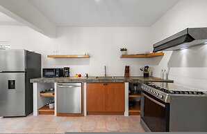 Newly Renovated Amazing Location Private Pool