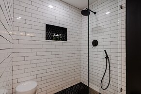 Modern Luxury 4 Bed/3.5 Bath with Garage Parking! by AllSet Turnover