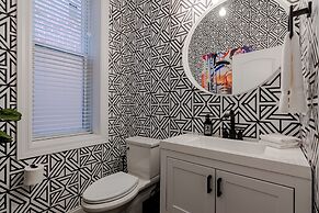 Modern Luxury 4 Bed/3.5 Bath with Garage Parking! by AllSet Turnover