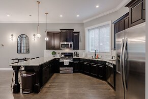 Modern Luxury 4 Bed/3.5 Bath with Garage Parking! by AllSet Turnover