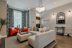 Modern Luxury 4 Bed/3.5 Bath with Garage Parking! by AllSet Turnover