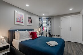 Modern Luxury 4 Bed/3.5 Bath with Garage Parking! by AllSet Turnover