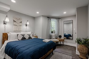 Modern Luxury 4 Bed/3.5 Bath with Garage Parking! by AllSet Turnover