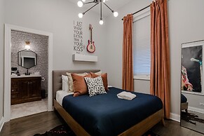 Modern Luxury 4 Bed/3.5 Bath with Garage Parking! by AllSet Turnover