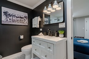 Modern Luxury 4 Bed/3.5 Bath with Garage Parking! by AllSet Turnover