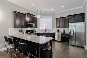 Modern Luxury 4 Bed/3.5 Bath with Garage Parking! by AllSet Turnover