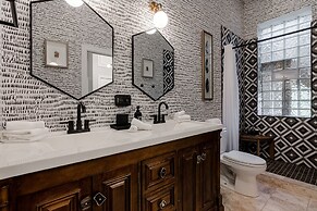 Modern Luxury 4 Bed/3.5 Bath with Garage Parking! by AllSet Turnover