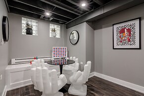 Modern Luxury 4 Bed/3.5 Bath with Garage Parking! by AllSet Turnover